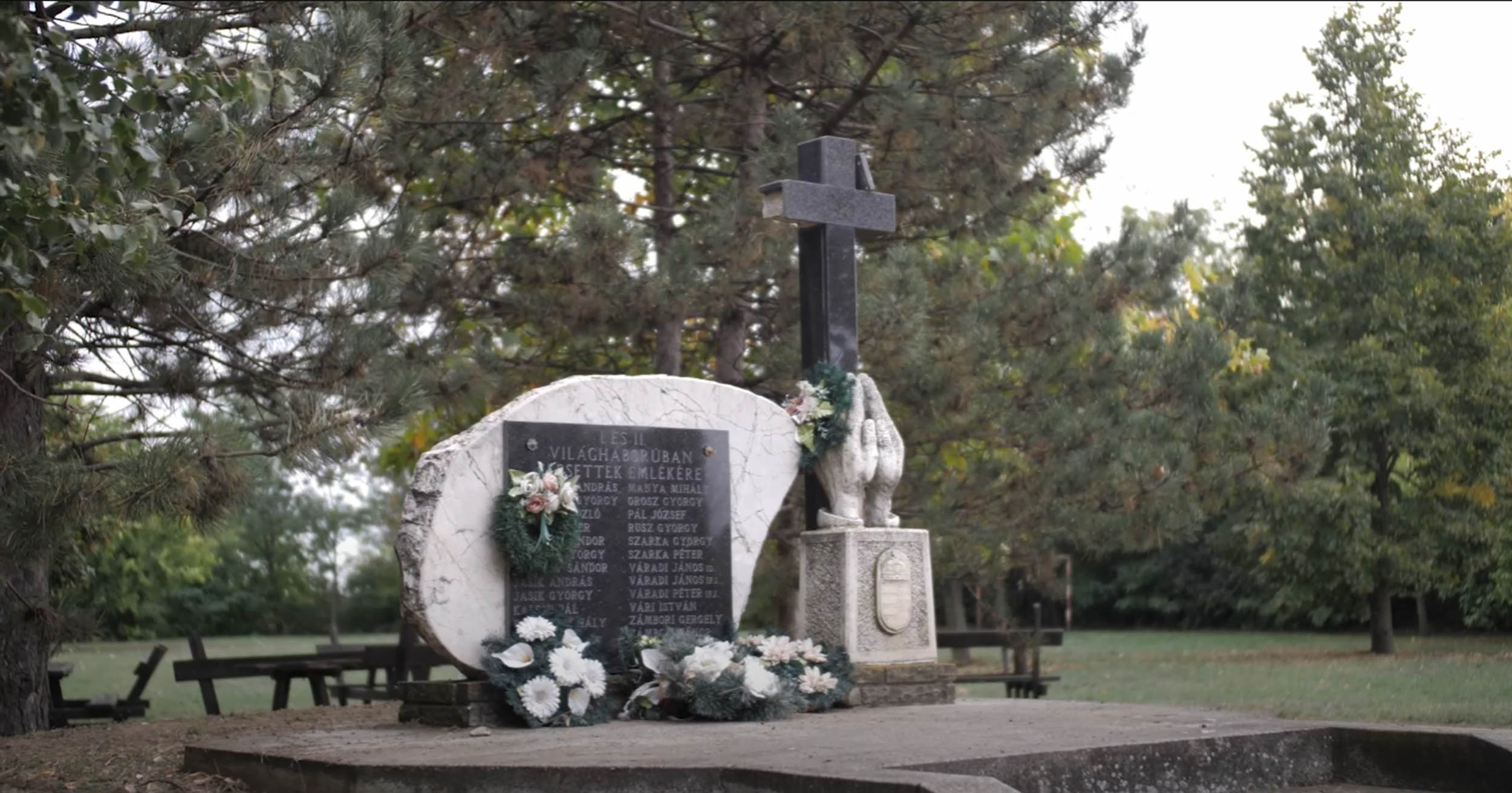 Emlékmű – Kisdombegyház