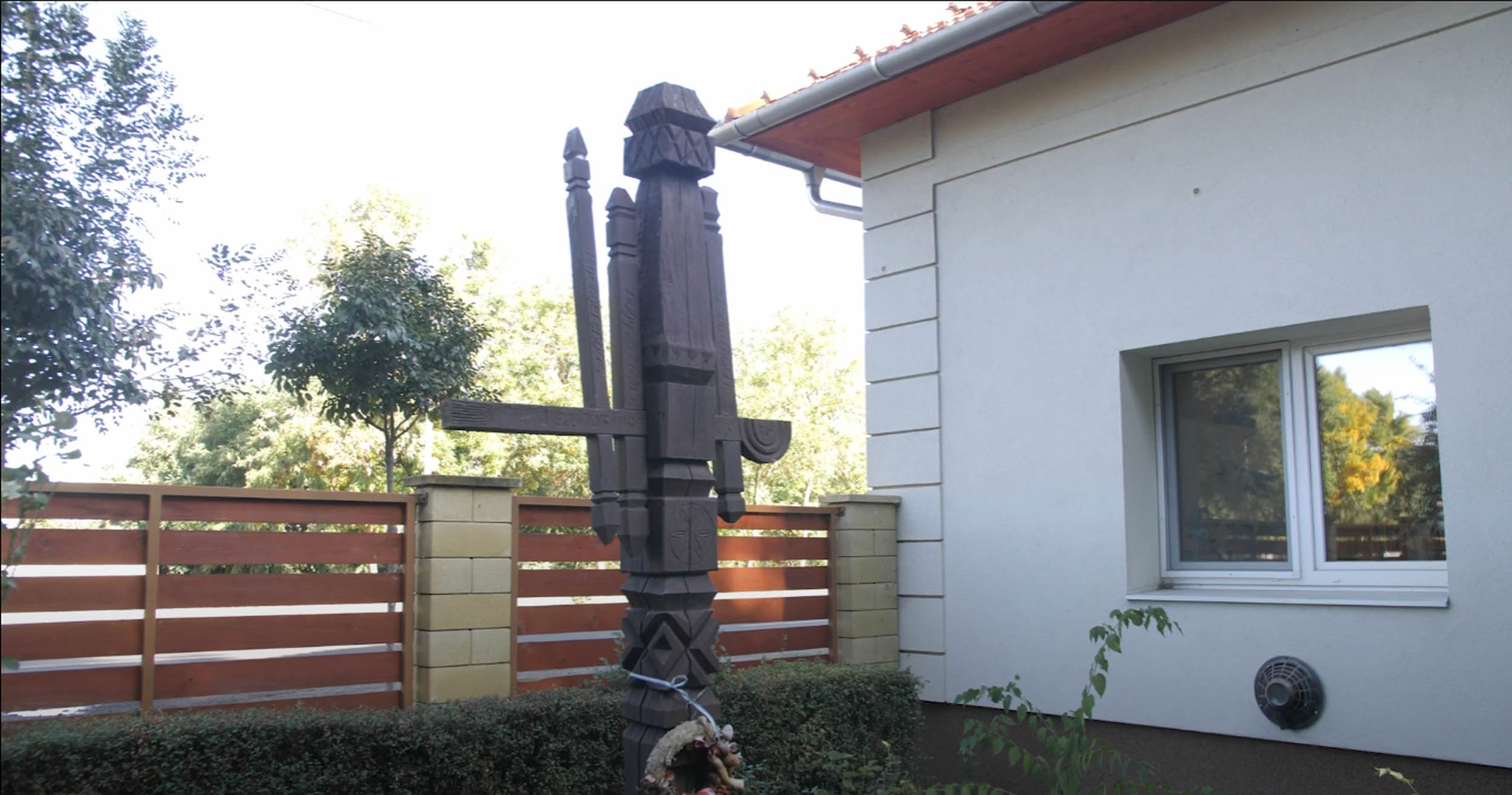 Kisiskolák emlékére állított kopjafa – Csabaszabadi